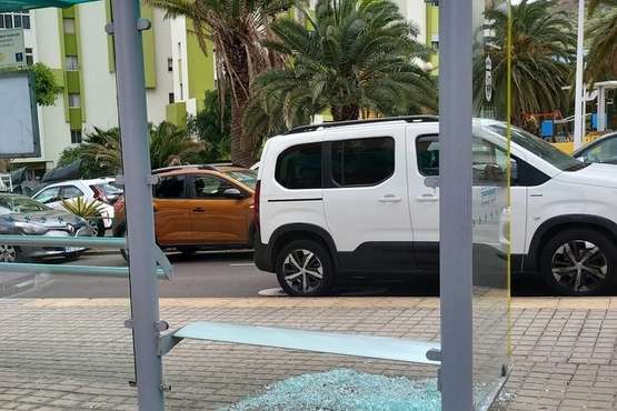 Rompen la mampara de la marquesina de la parada de Eucaliptos I (Telde)/TA.